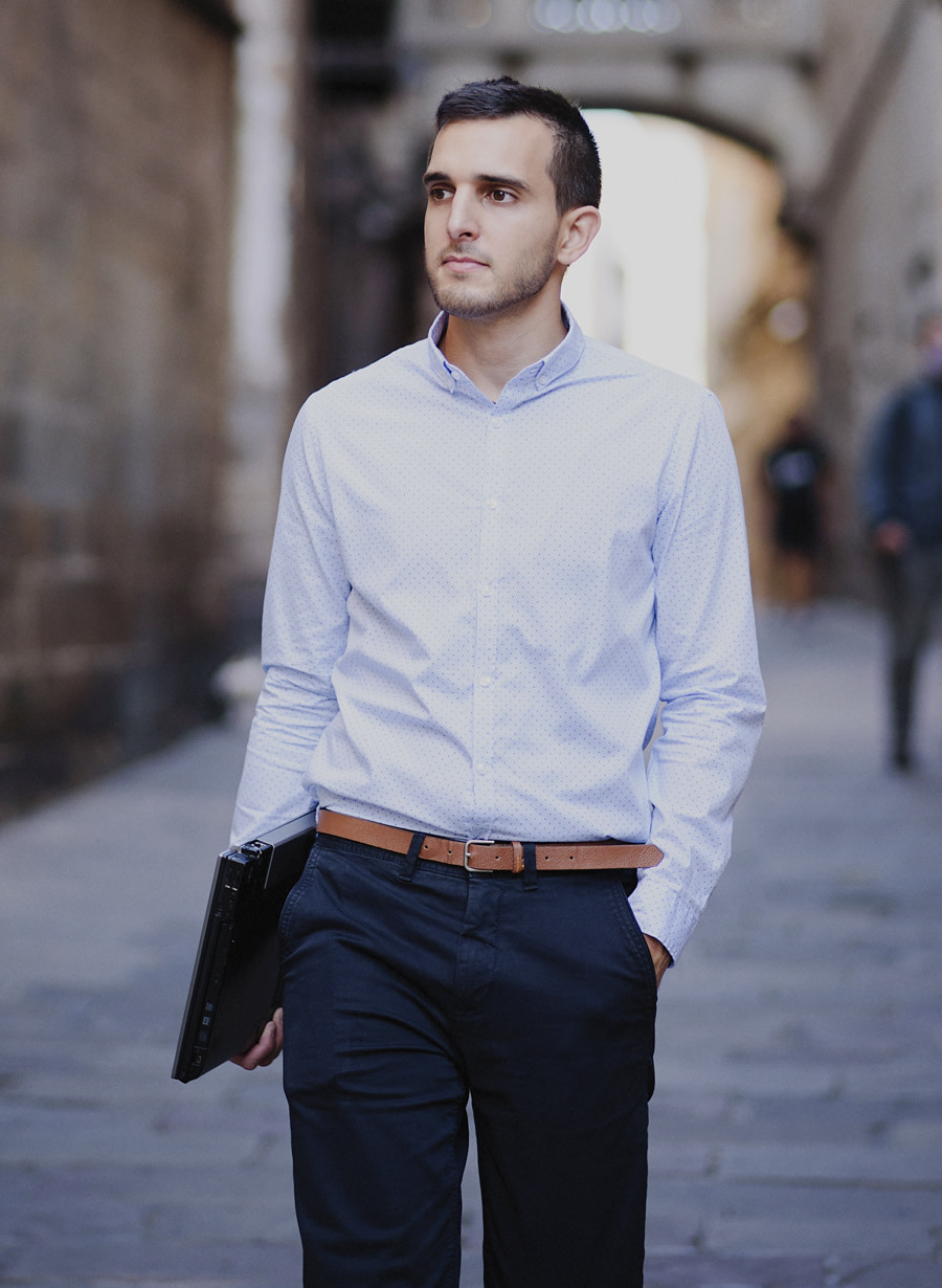 Photo of Marc Cornellà standing in a Barcelona street.