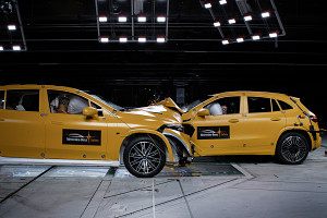 Elektroauto-Crashtest Mercedes-Benz (Firmenvideo)