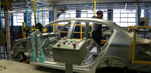En medio de la caída en la producción, Luis Caputo anunció rebaja de impuestos y aranceles para la industria automotriz