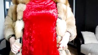 VENUS INTO FURS, or goddess cougar inside a furcoat and with a cigarett!