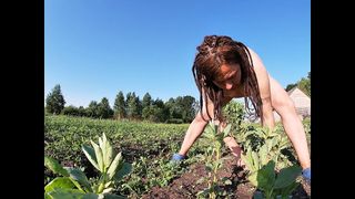 Farmer&#039;s Wife Masturbates in the Field