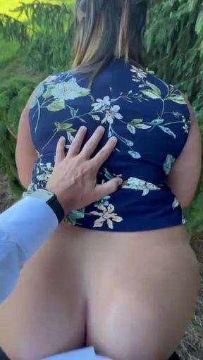 Quick outdoor fuck with horny MILF
