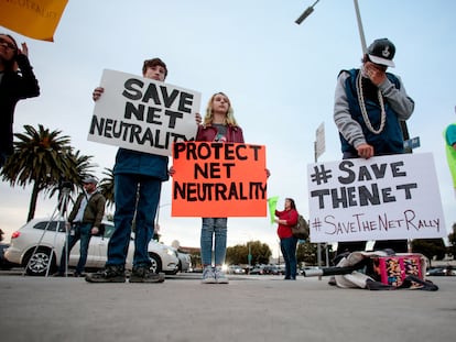 Partidarios de la neutralidad de la Red protestan contra la decisión de la FCC de derogar el programa en Los Ángeles, California, en 2017.