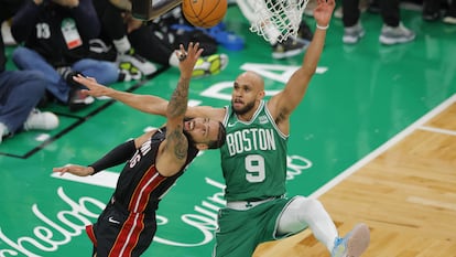 Caleb Martin, de los Miami Heat, trata de encestar ante Derrick White, de los Boston Celtics, en el partido de este miércoles.