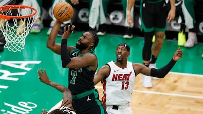 El jugador de los Celtics de Boston Jaylen Brown entra a canasta en el partido contra Miami Heat de este miércoles.